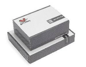 Din gåva levereras i stilrena paketboxar i två storlekar