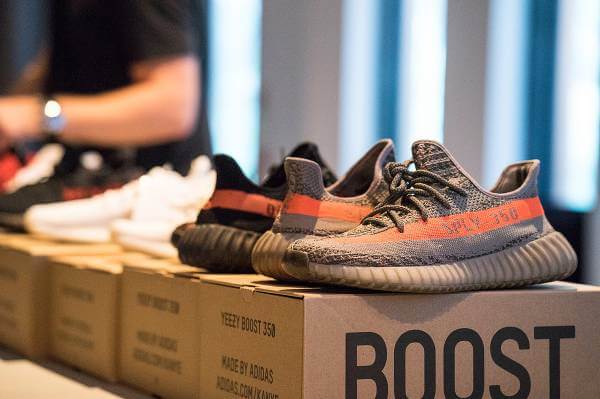 Ett skepp kommer lastat (med sneakers). Ett skepp kommer lastat (med sneakers).
