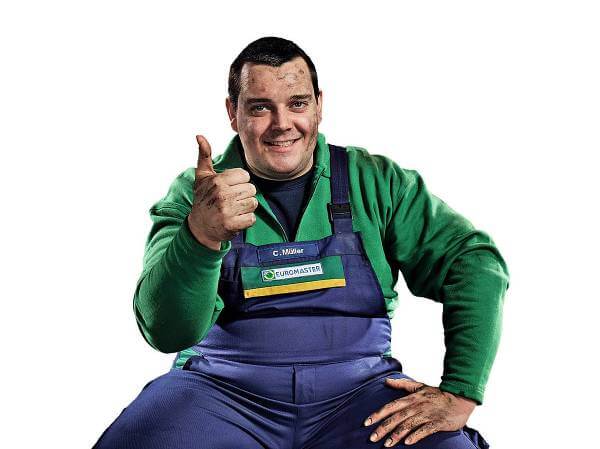 En av däckspecialisterna hos Euromaster.